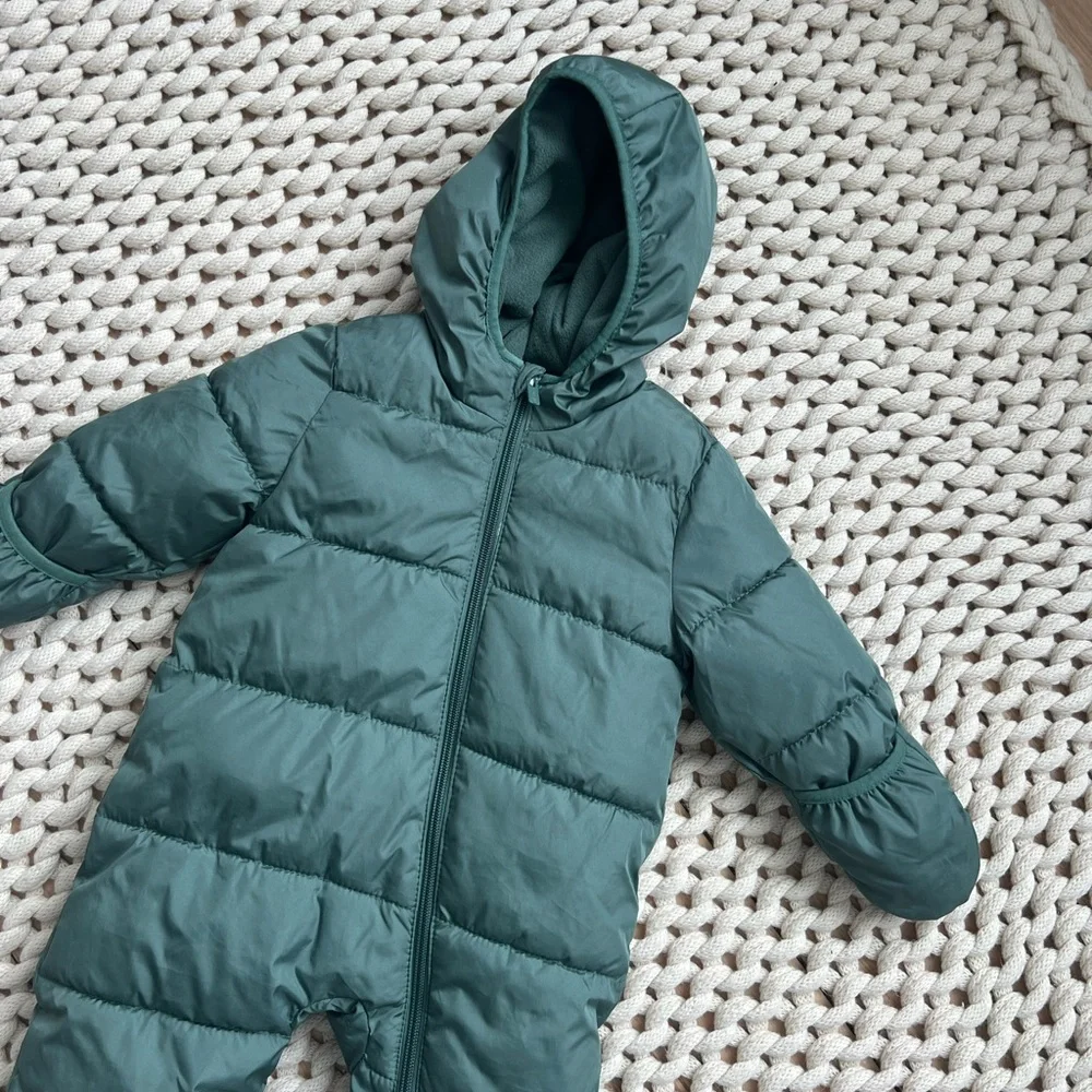 Old Navy 12-18m green snow suit with hood and hand covers
